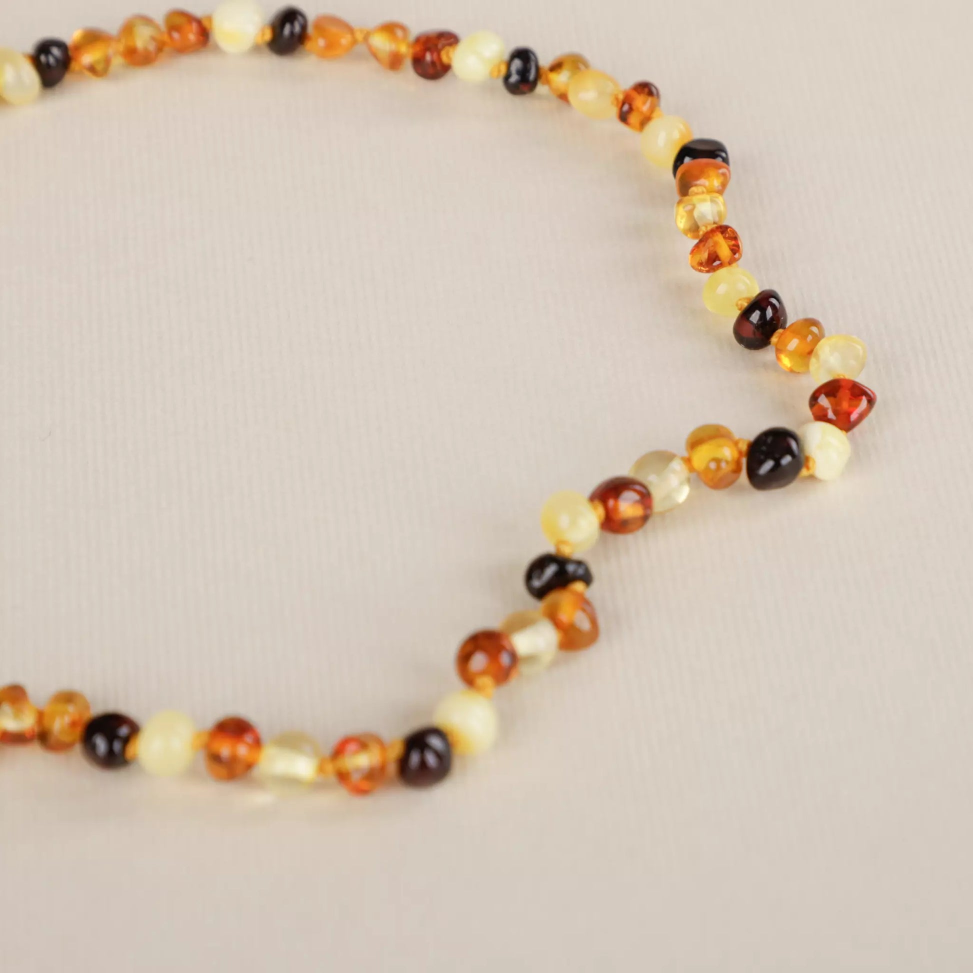 baltic-amber-necklace-woman-lunar-naturelmini