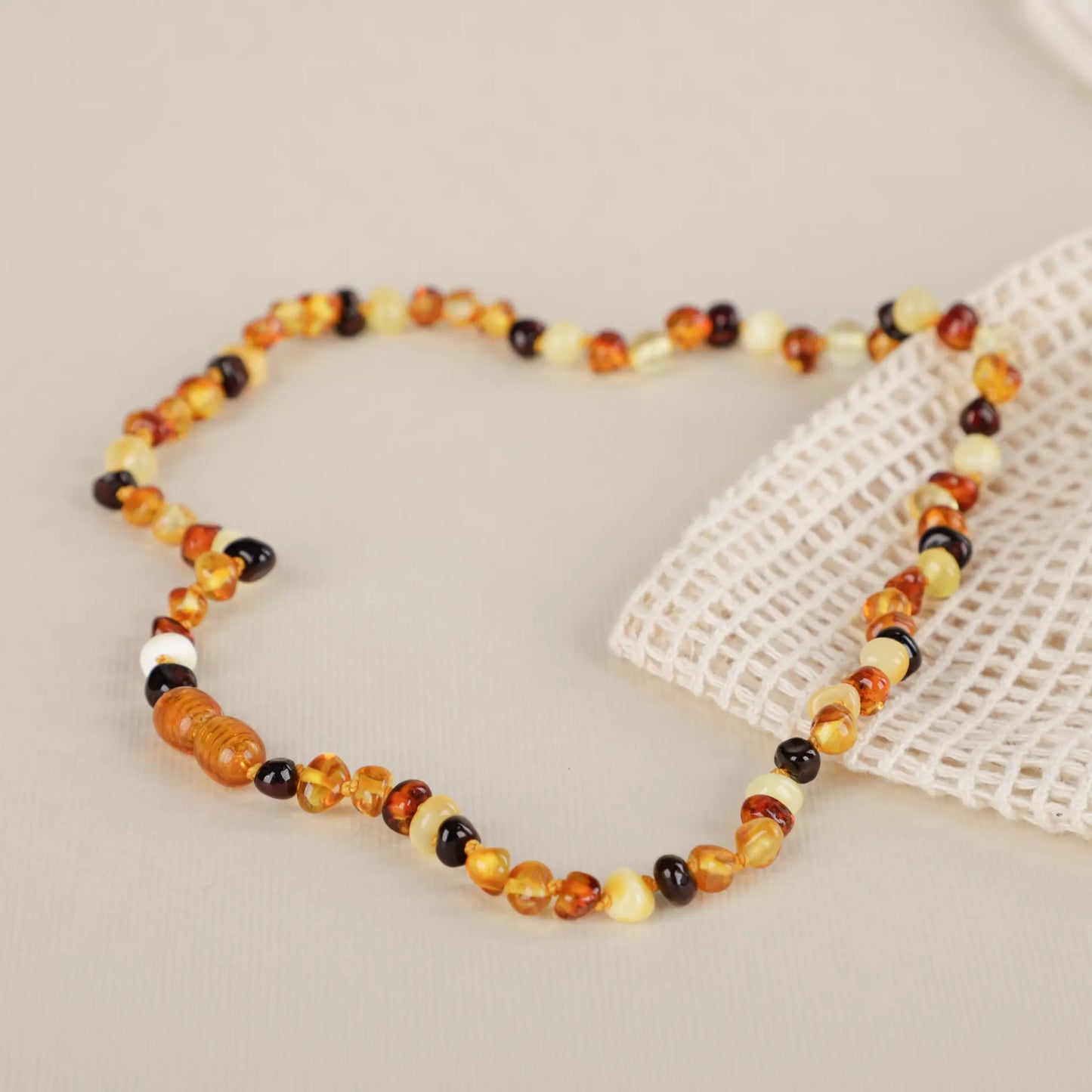 baltic-amber-necklace-woman-lunar-naturelmini